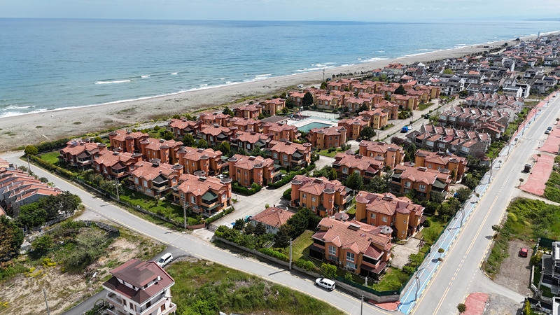 VİLLA / DENİZE SIFIR / BAHÇE / 360 M2 ARSA PAYI / 3+1