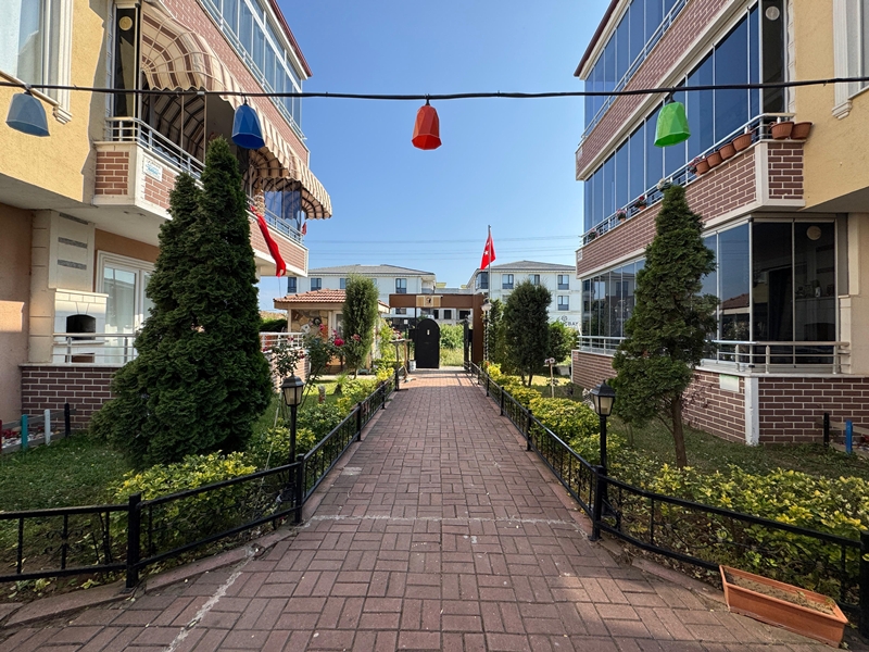 MERKEZİ KONUM / HAVUZLU / CAM BALKONLU / 1+1