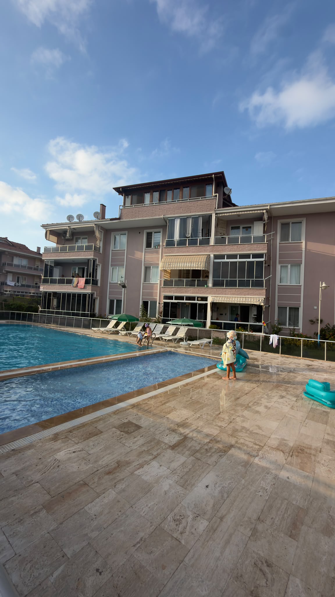 AURA SİTESİNDE HAVUZ CEPHE 2+1 YAZLIK